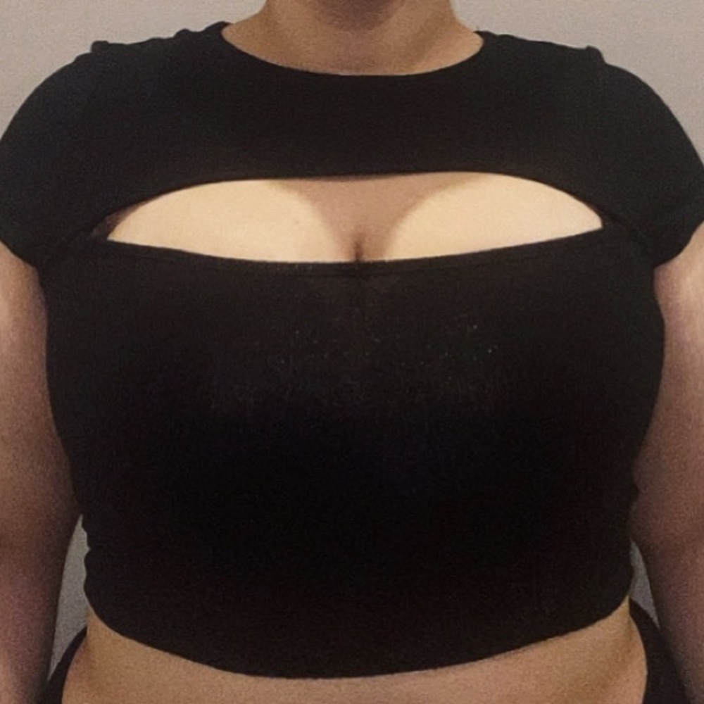 titty window crop top